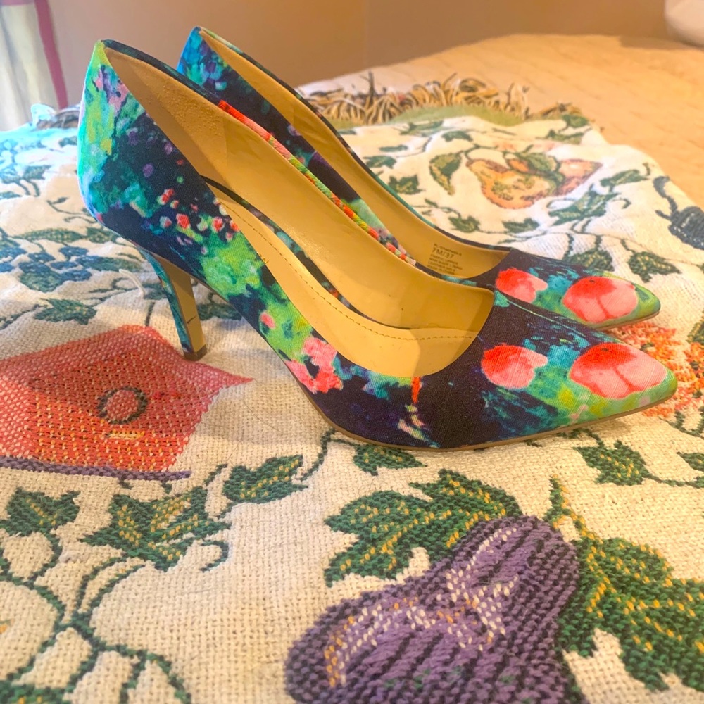 BCBG floral pumps sz 7